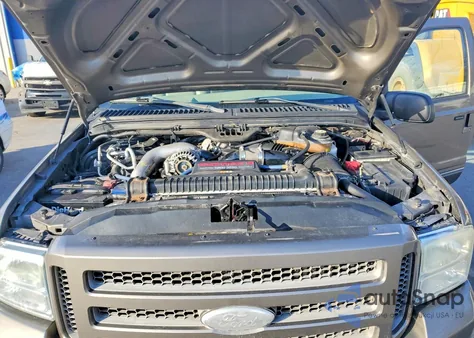 2005 Ford Excursion Limited z USA, uszkodzony, nr VIN 1FMNU42P35EC66338